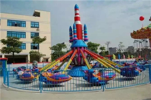 自控飛機的浪漫與嚴謹 探究普通露天游樂園中的經典設備